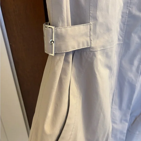 The North Face Women's Beige Rain Jacket - Picture 4 of 5